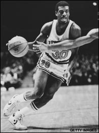 Bernard King driving with the basketball in a New York Knicks uniform